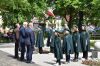 Delegacje składają kwiaty pod pomnikiem
